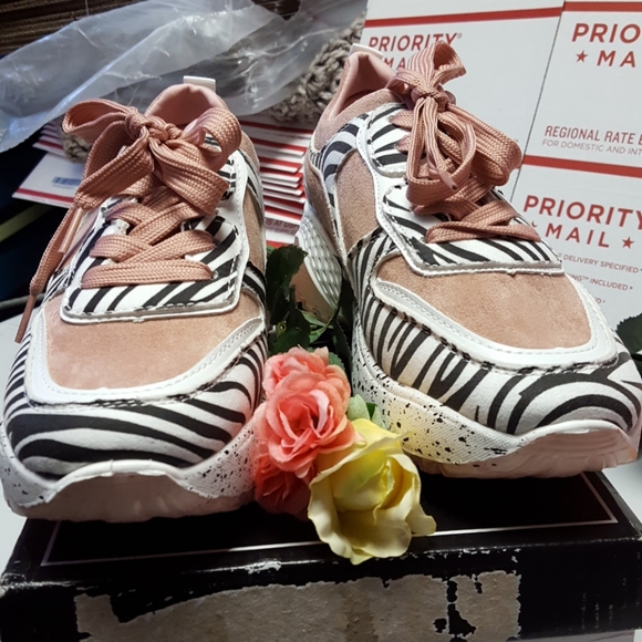 NIB womens Qupid Terrance suede shoes size 5 & 6 - Picture 2 of 10